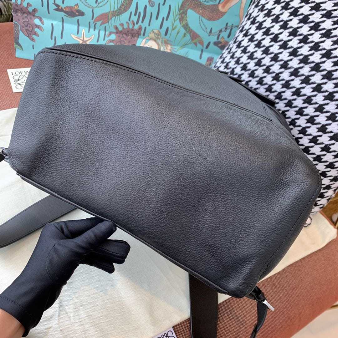 高仿Loewe*1100粒面小牛皮男士雙肩背囊黑色免檢版