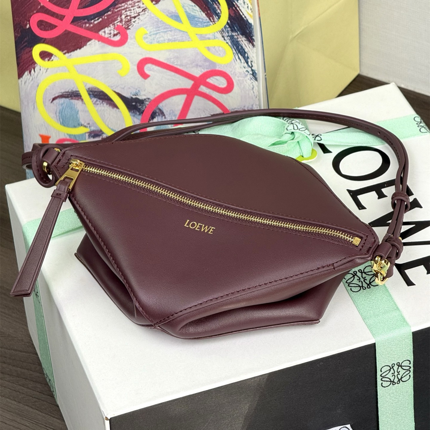 高仿Loewe*Fold系列7240小牛皮手提單肩包酒紅色免檢版