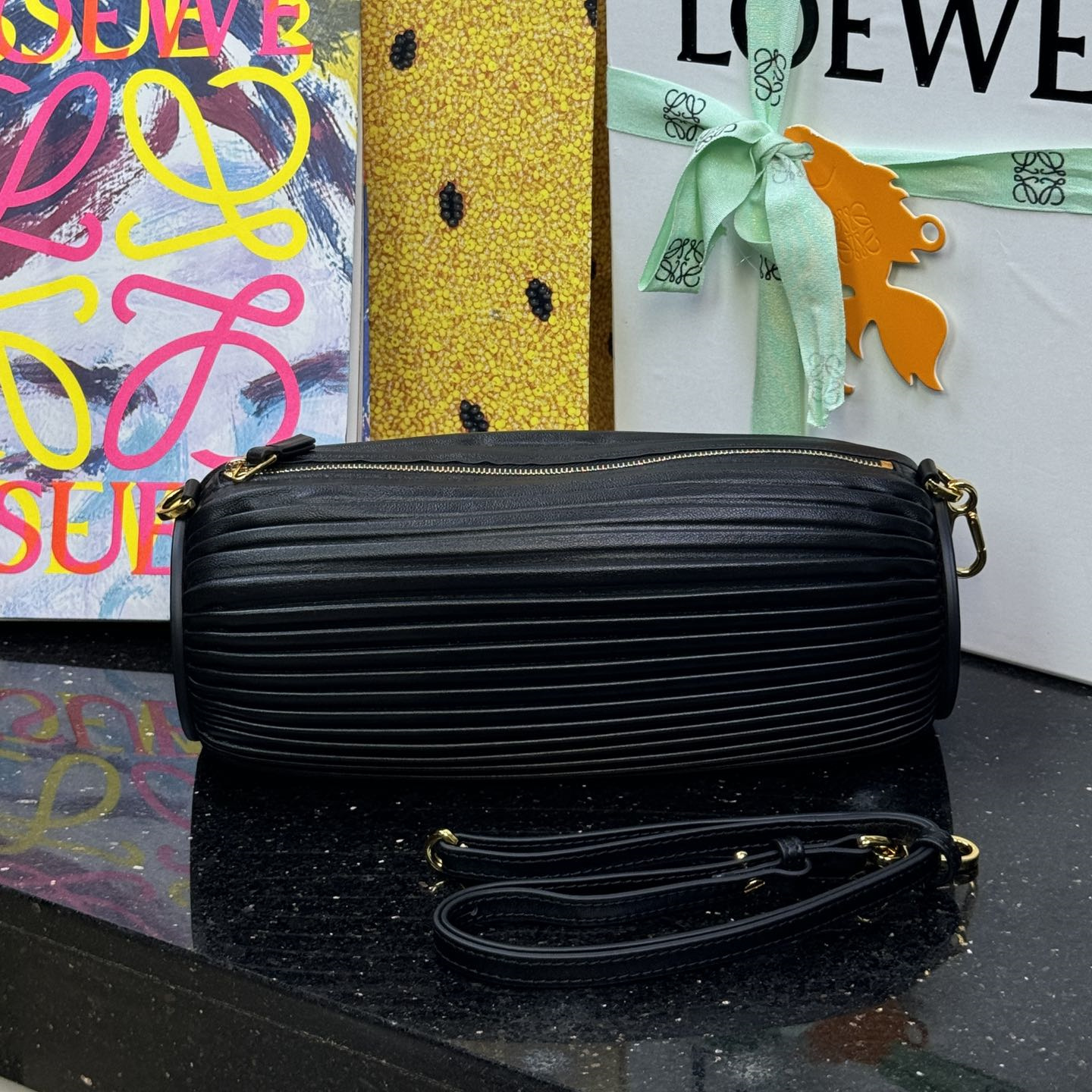 高仿Loewe*1100小羊皮斜跨單肩包黑色免檢版