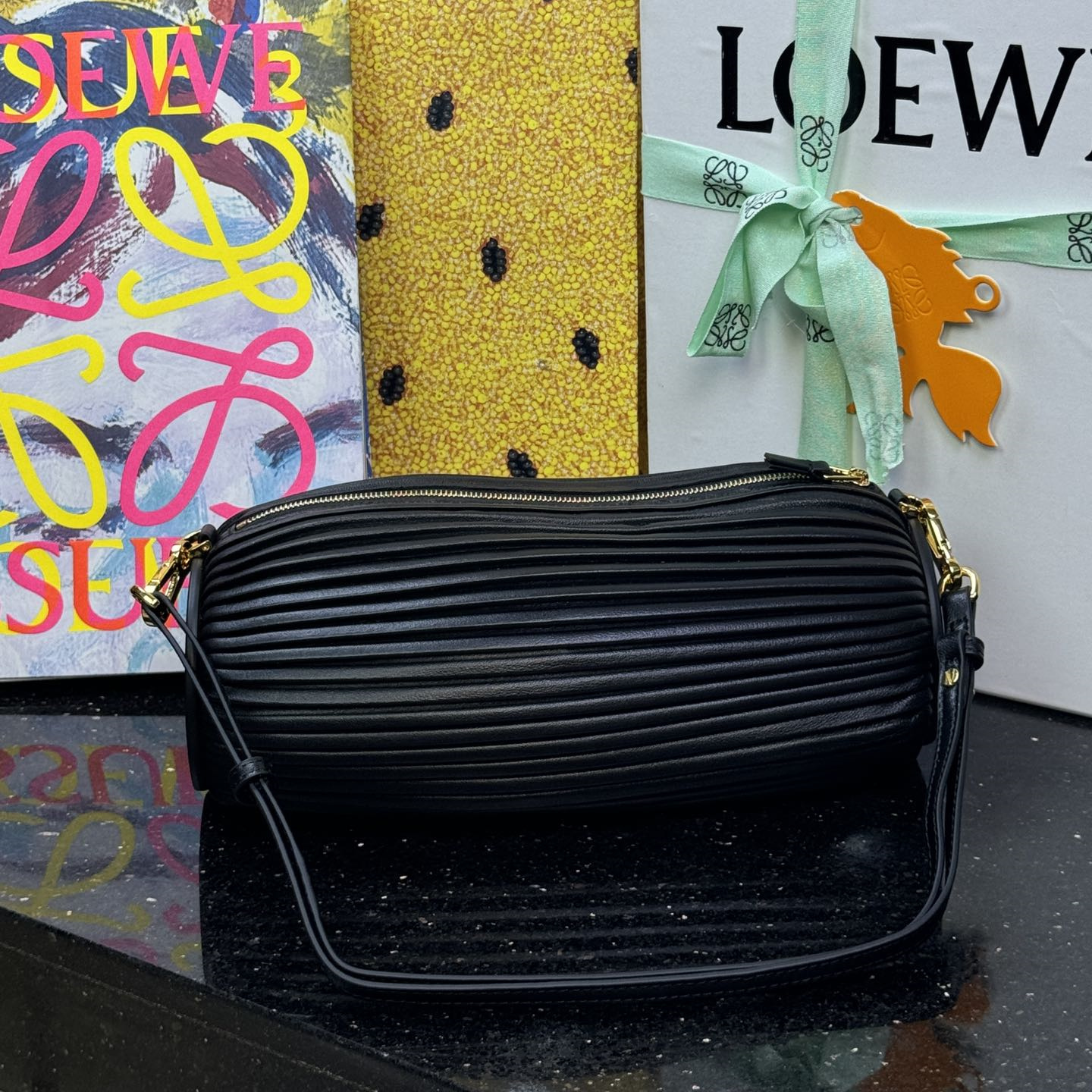 高仿Loewe*1100小羊皮斜跨單肩包黑色免檢版