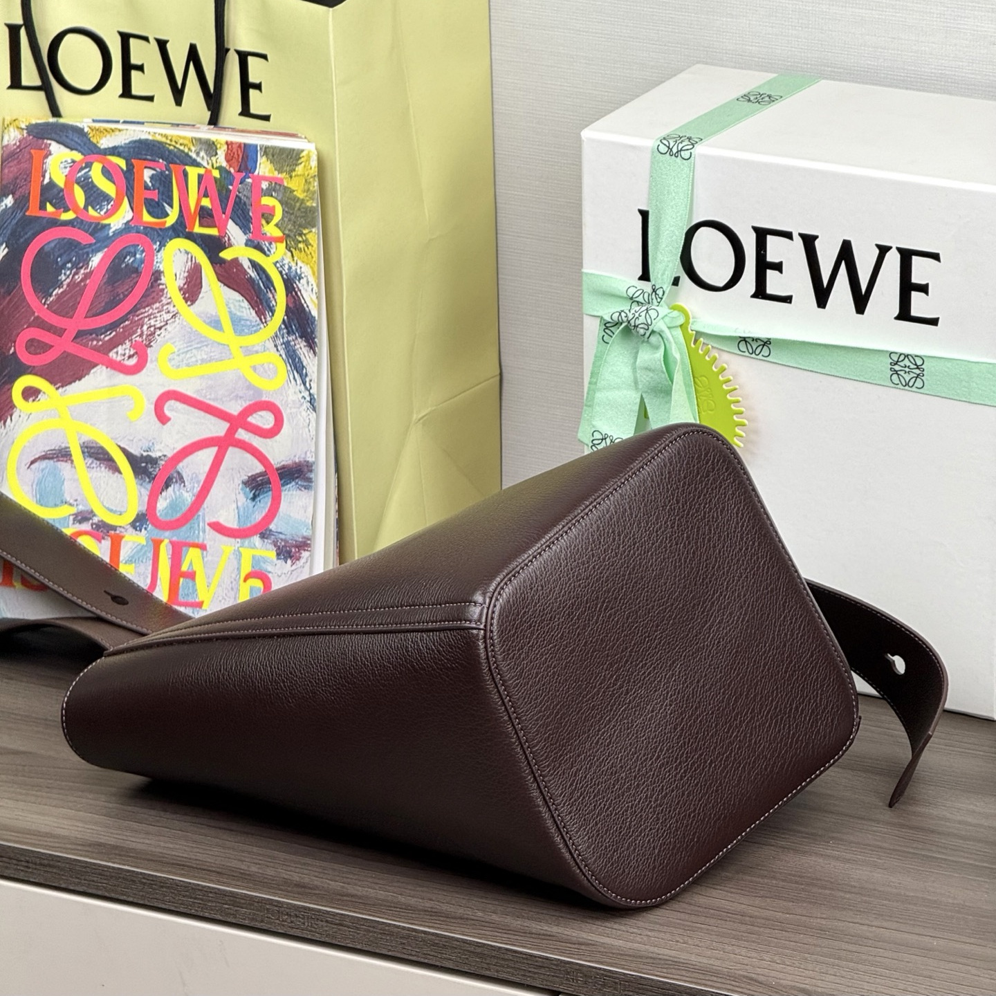 高仿Loewe*Bucket系列3468水桶袋牛血色大號免檢版