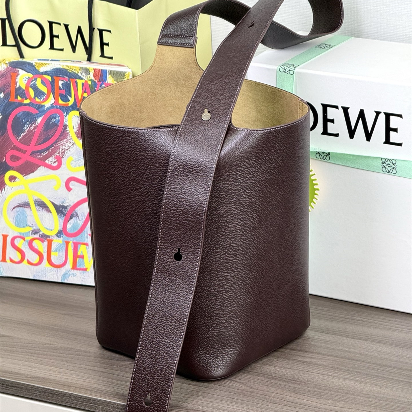 高仿Loewe*Bucket系列3468水桶袋牛血色大號免檢版