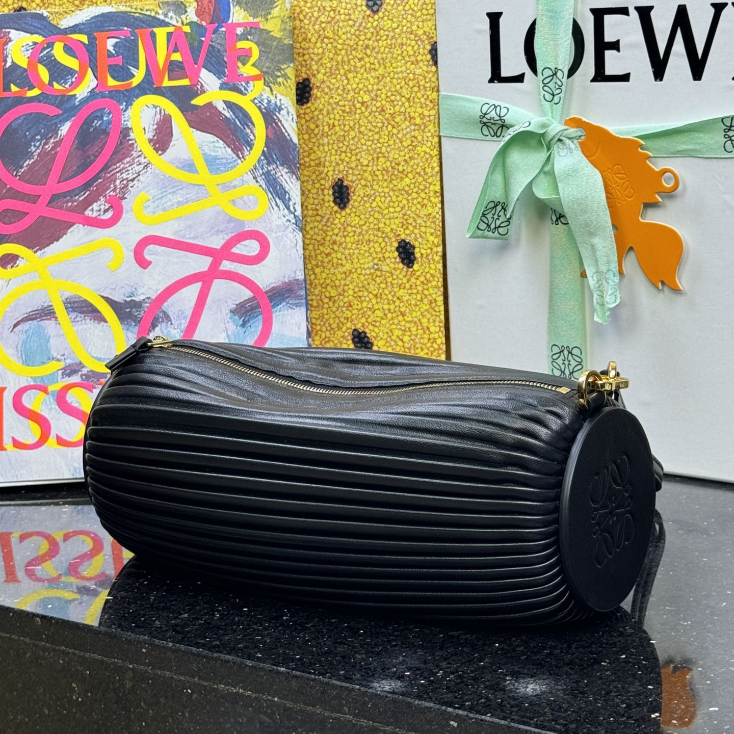 高仿Loewe*1100小羊皮斜跨單肩包黑色免檢版