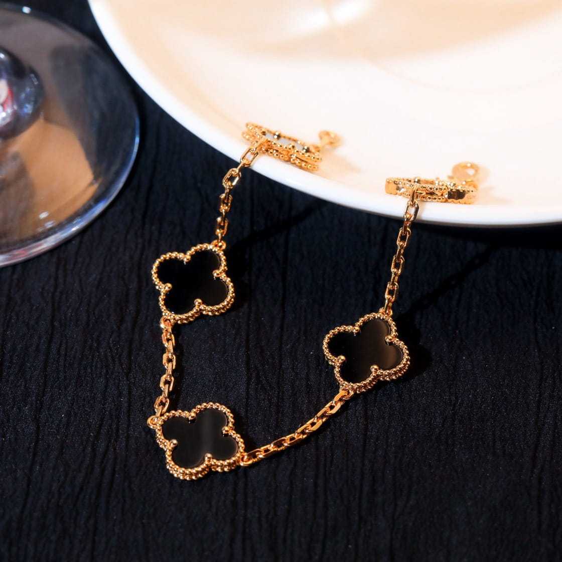 高仿首飾VanCleef&Arpels*RA41300黑瑪瑙黃金手鏈