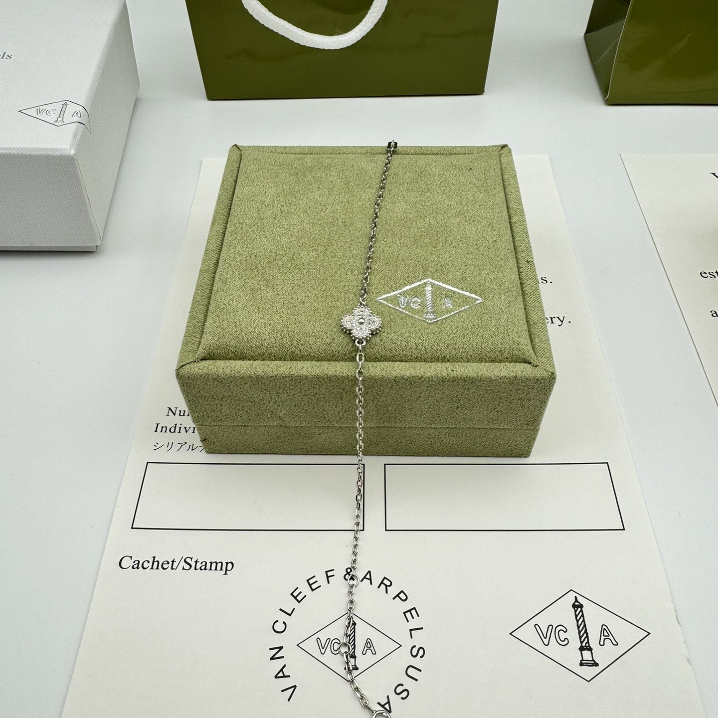 高仿首飾VanCleef&Arpels*RO85600鑽石單花白金手鏈