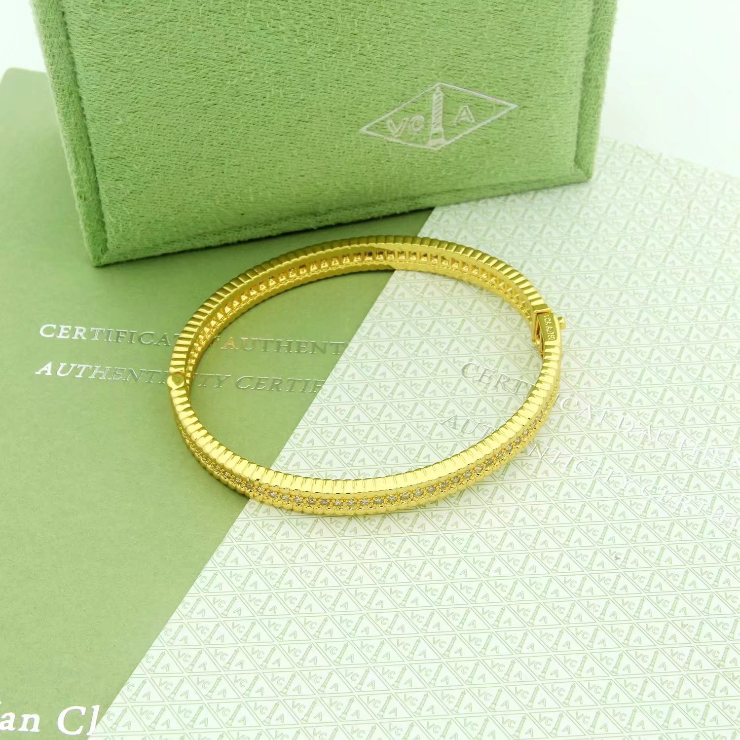 高仿首飾VanCleef&Arpels*RP27A00單排鑲鑽黃金手鐲