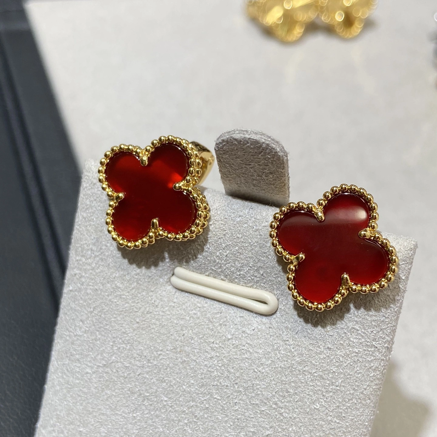 VCA Alhambra 琺瑯質地 立體 motif 光線折射