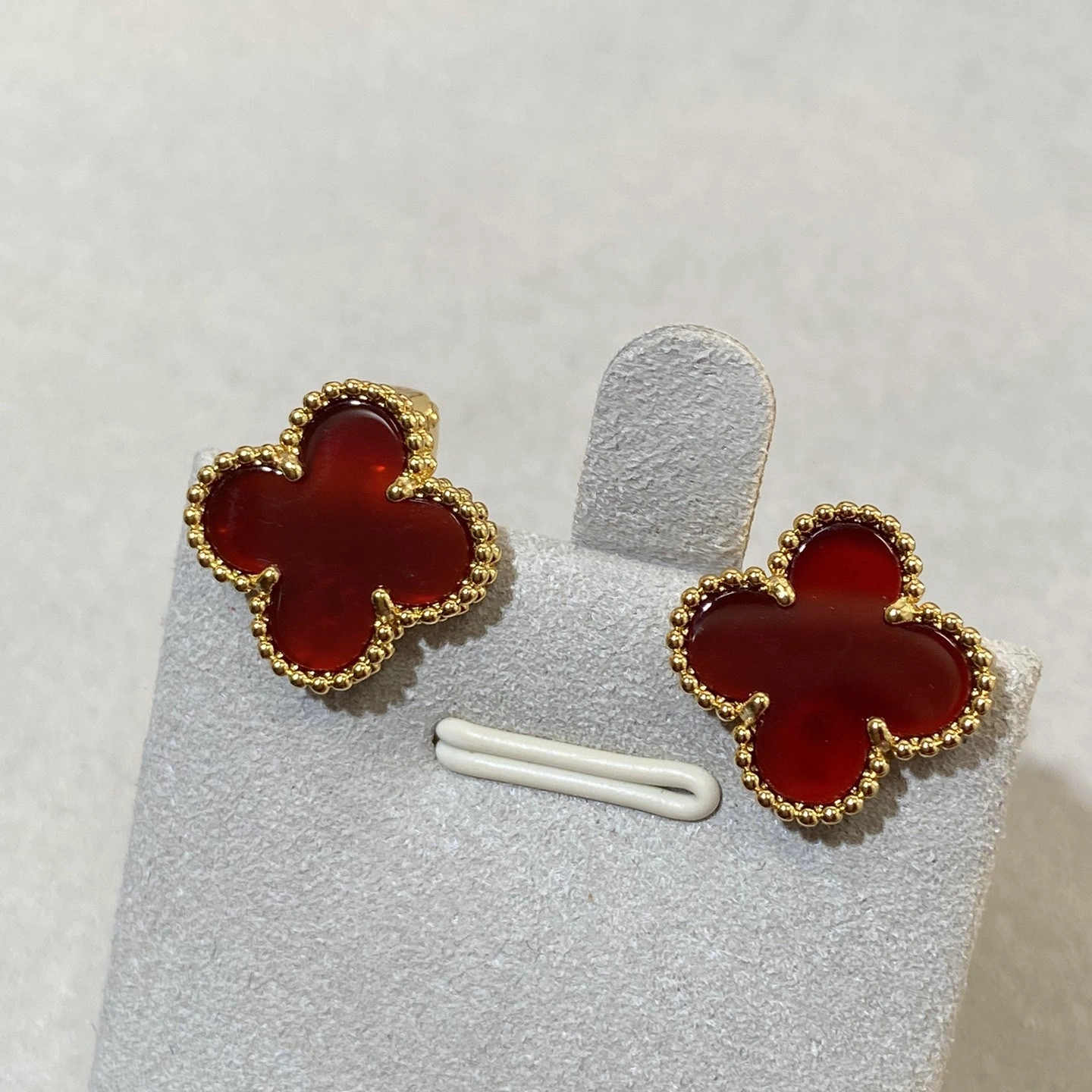 VCA Van Cleef & Arpels Alhambra 四葉草 紅玉髓耳釘工藝細節