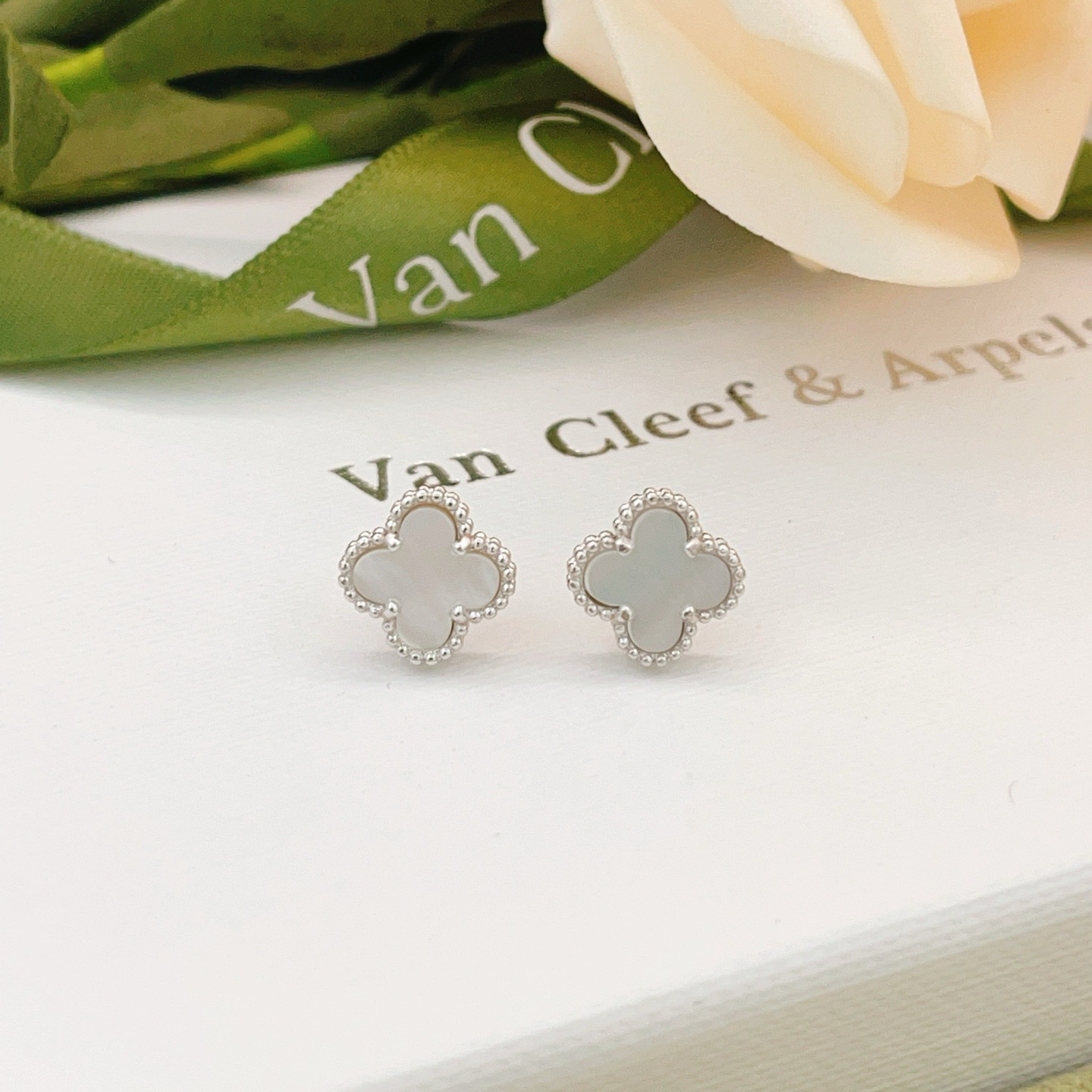 高仿首飾VanCleef&Arpels*RG12000貝母耳釘白金款小號