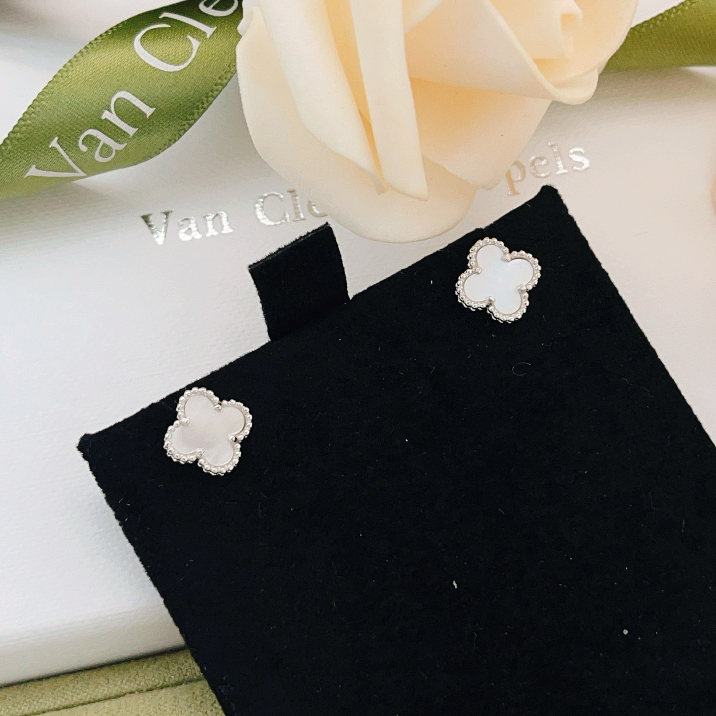 高仿首飾VanCleef&Arpels*RG12000貝母耳釘白金款小號
