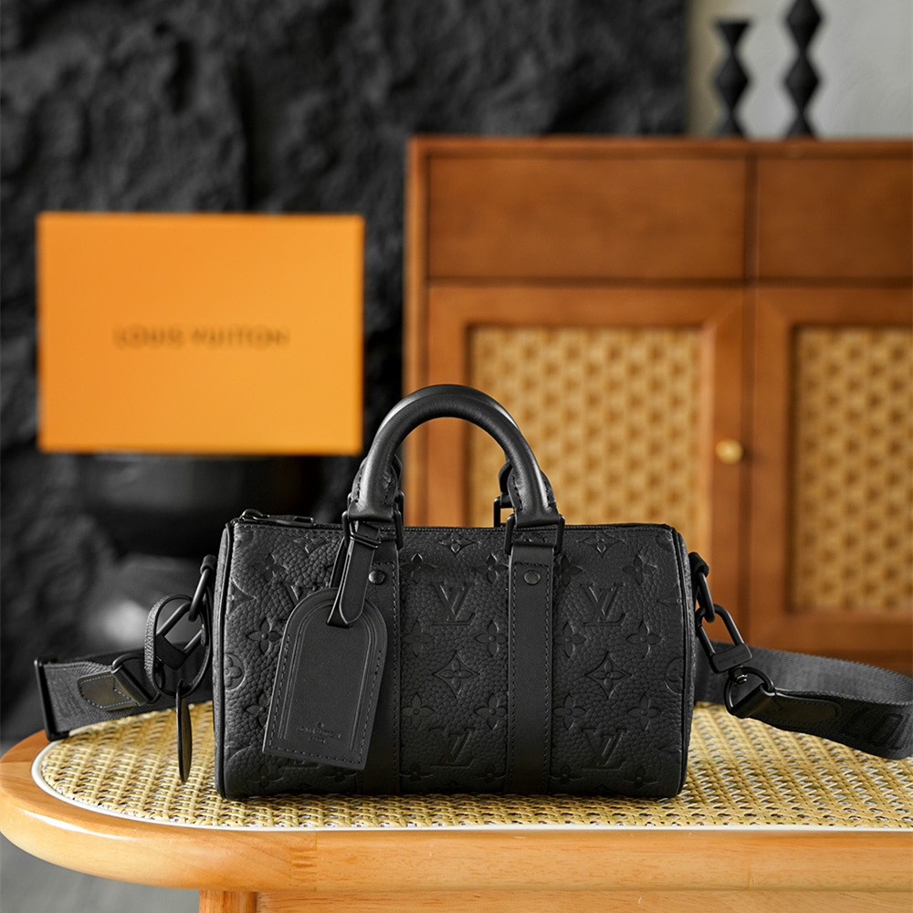 高仿LV*Keepall25系列M20900壓紋牛皮男士單肩包黑色免檢版