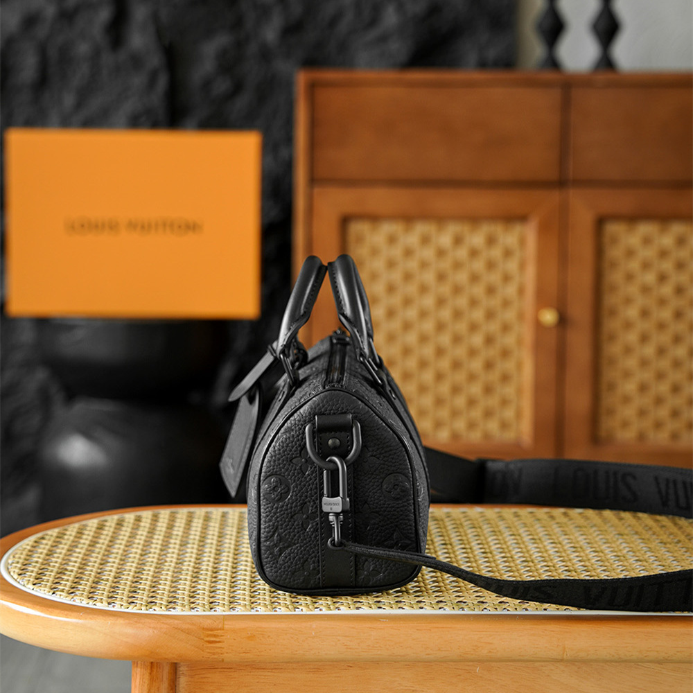 高仿LV*Keepall25系列M20900壓紋牛皮男士單肩包黑色免檢版
