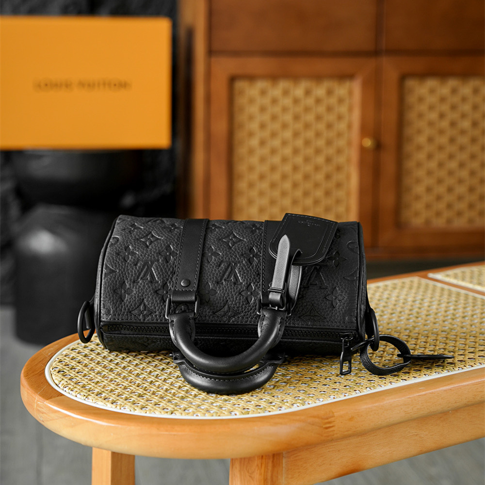 高仿LV*Keepall25系列M20900壓紋牛皮男士單肩包黑色免檢版