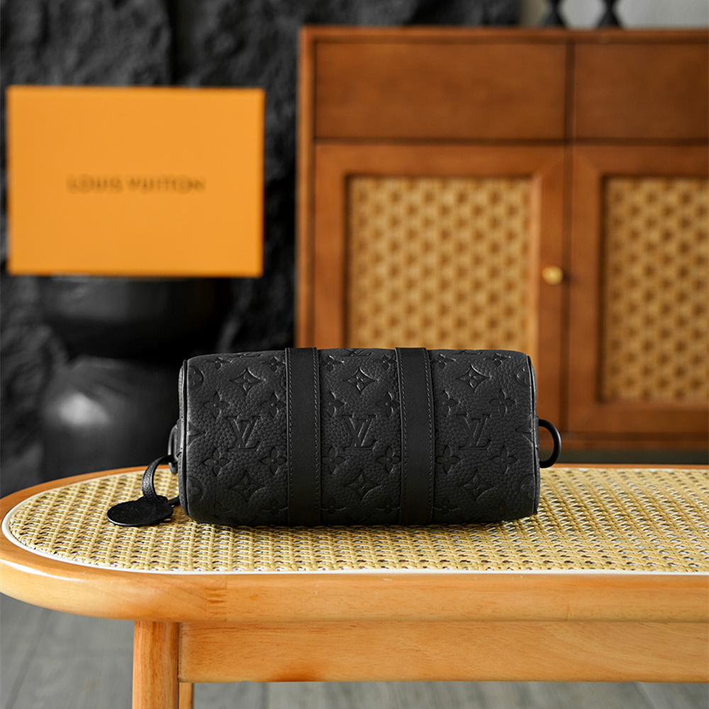 高仿LV*Keepall25系列M20900壓紋牛皮男士單肩包黑色免檢版