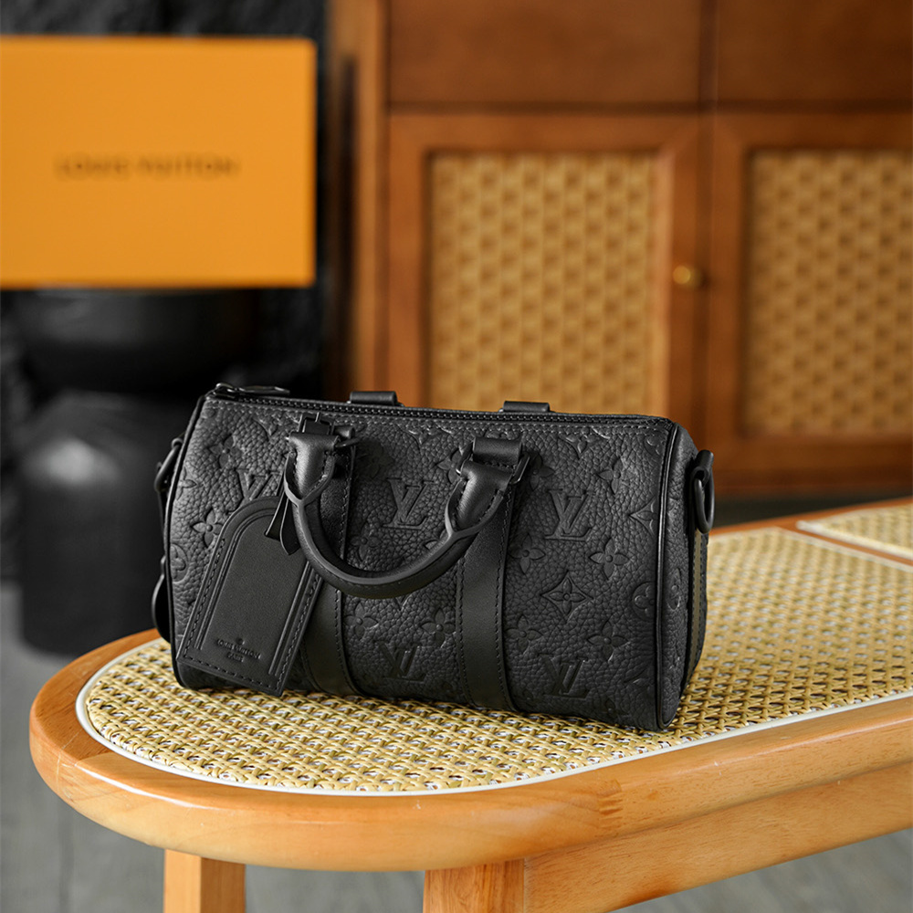 高仿LV*Keepall25系列M20900壓紋牛皮男士單肩包黑色免檢版