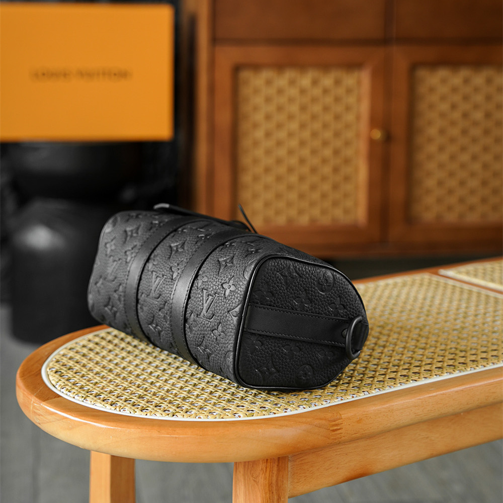 高仿LV*Keepall25系列M20900壓紋牛皮男士單肩包黑色免檢版