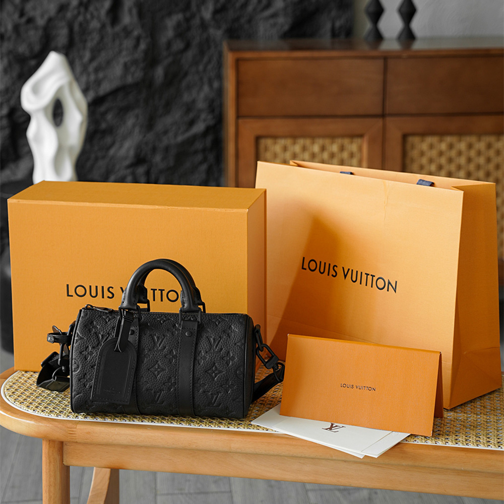 高仿LV*Keepall25系列M20900壓紋牛皮男士單肩包黑色免檢版