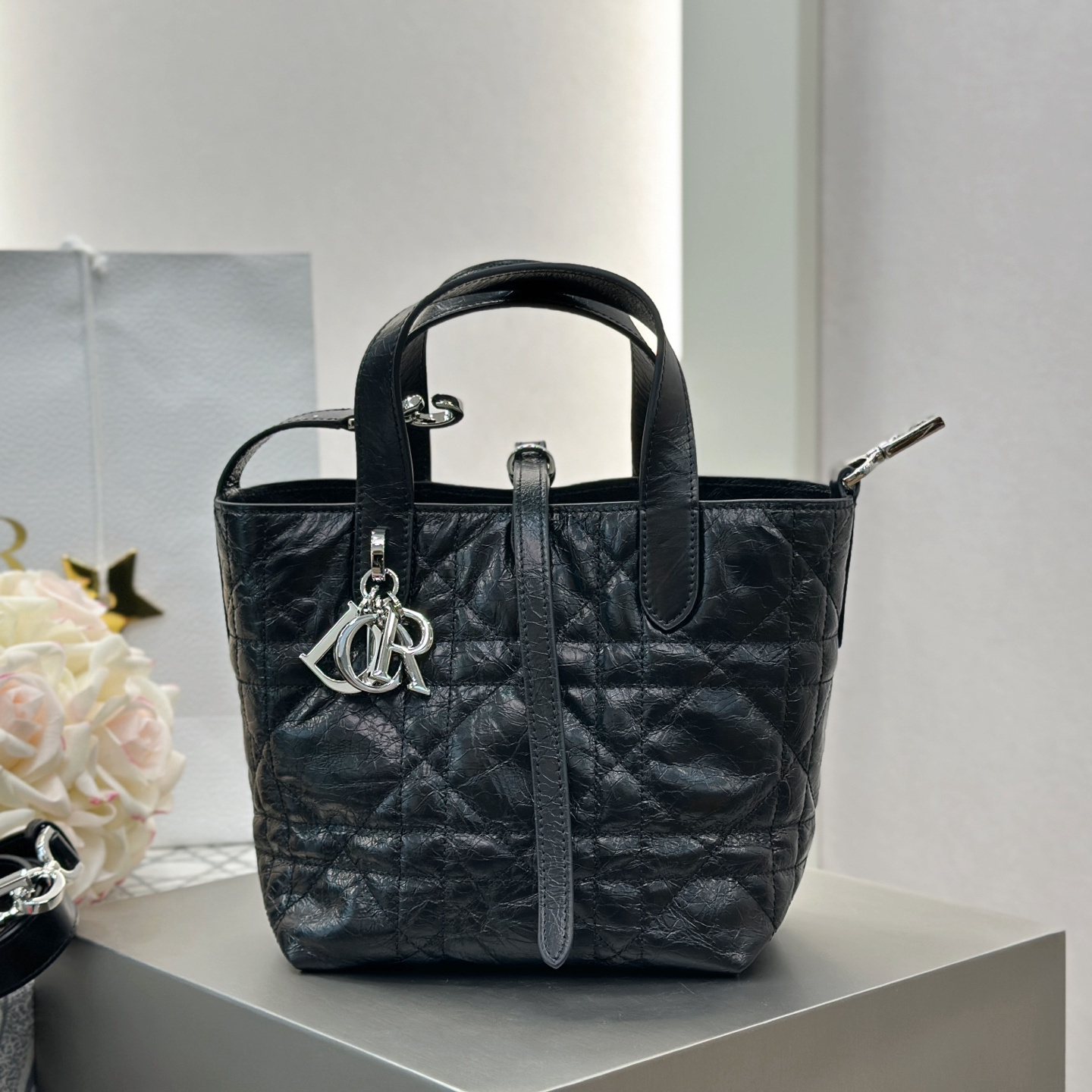 高仿Dior*Toujours系列M2835M900油蠟皮菜籃子黑色小號免檢版