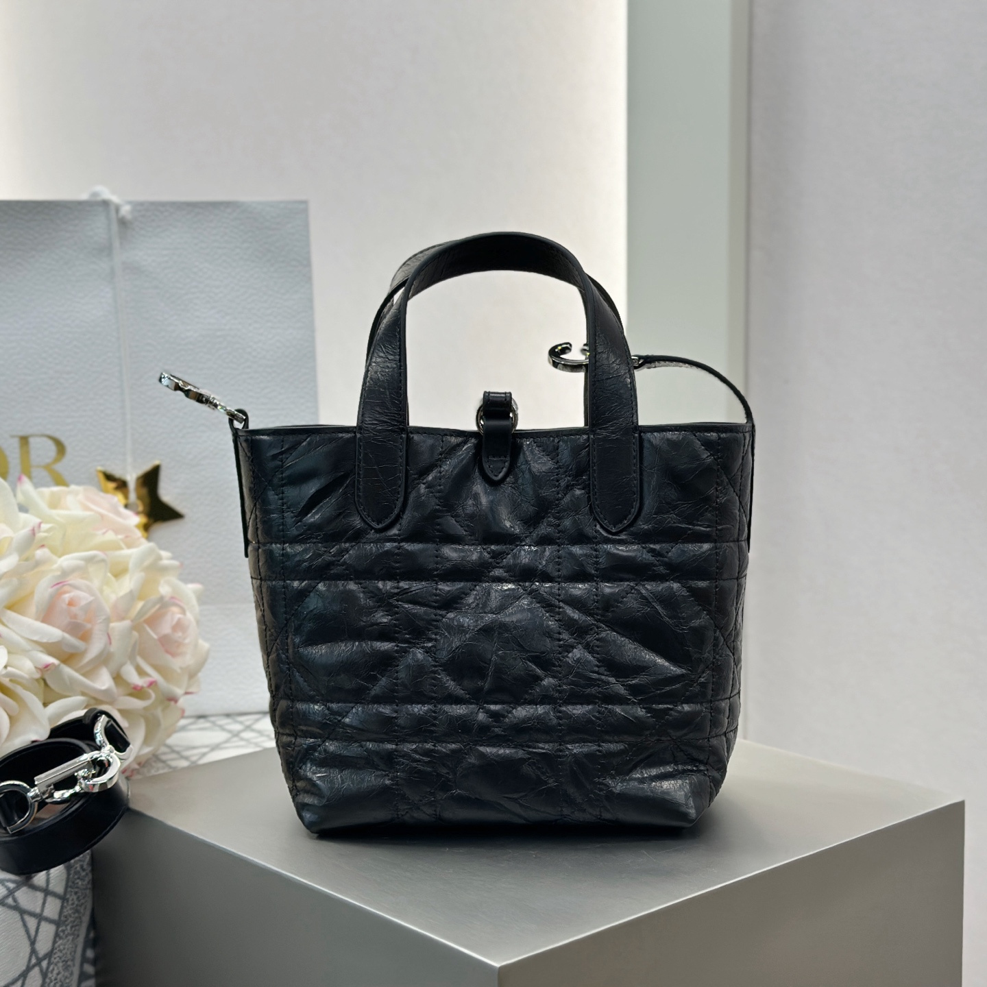 高仿Dior*Toujours系列M2835M900油蠟皮菜籃子黑色小號免檢版