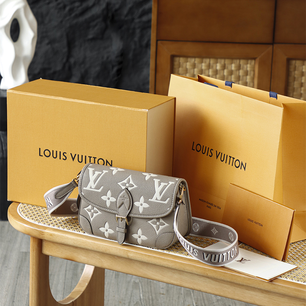 高仿LV*Diane系列M46583壓花法棍包鴿子色免檢版