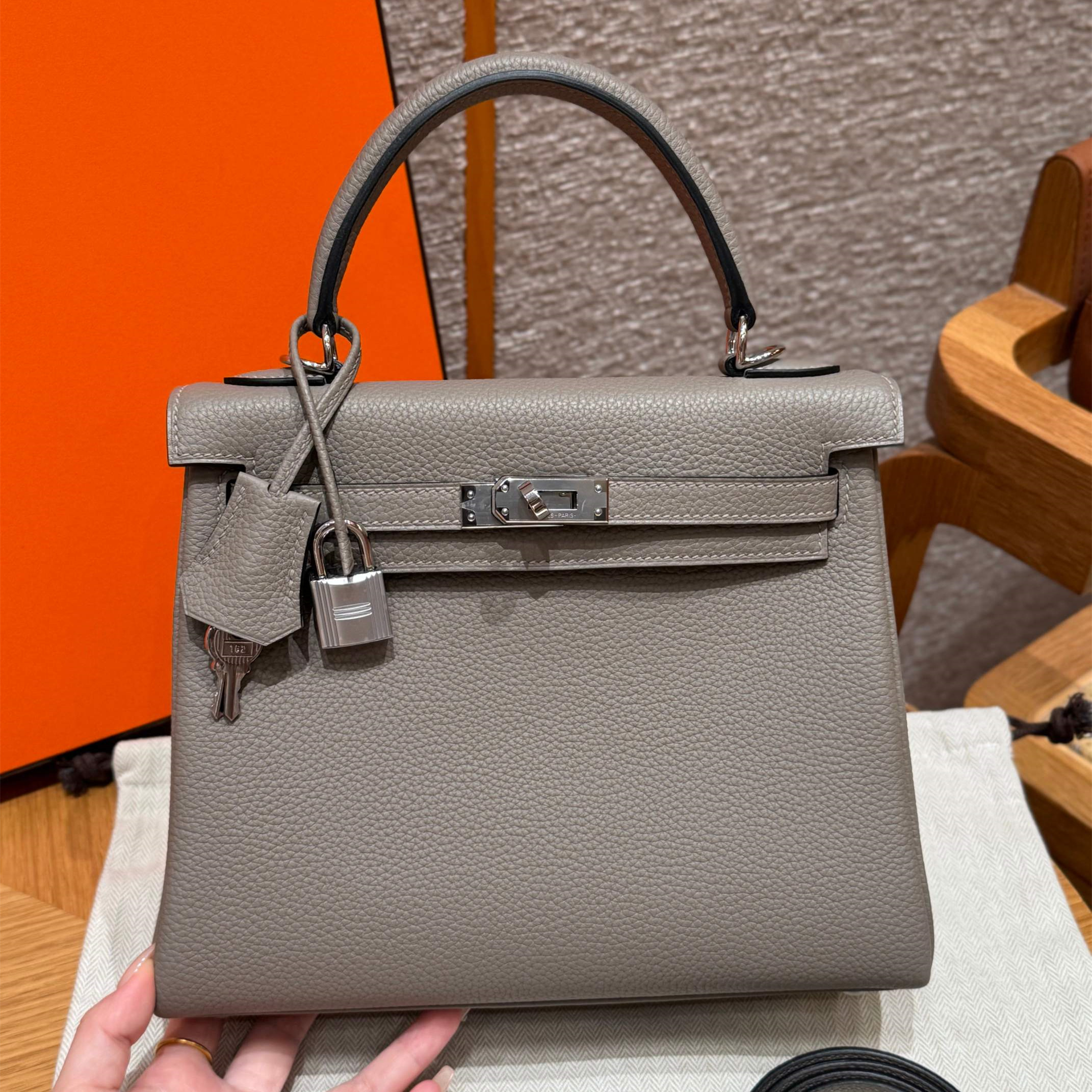 高仿Hermes*Kelly25系列H043220TCM8瀝青灰銀扣牛皮純手工