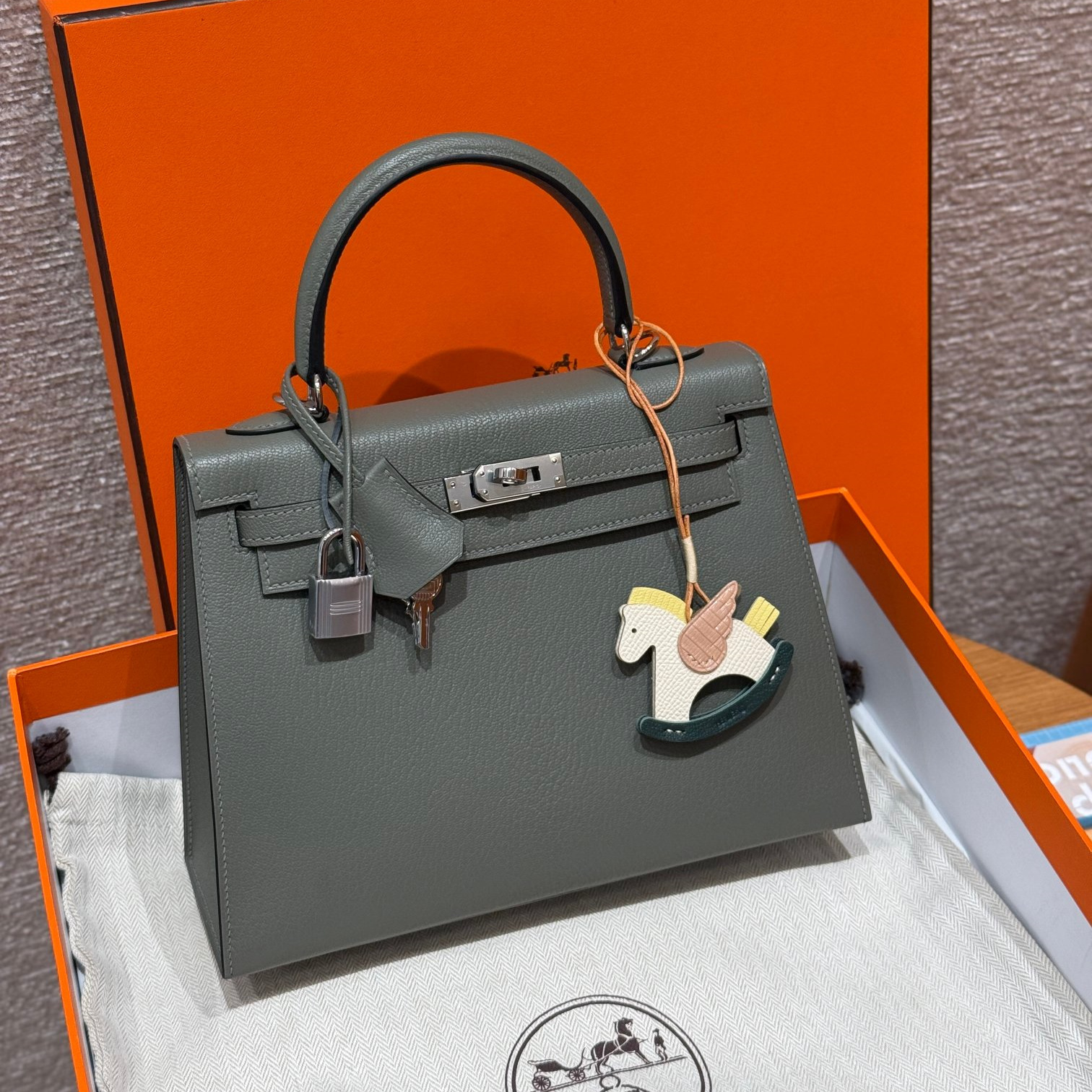 高仿Hermes*Kelly25系列H043110CA0L積雨雲灰山羊皮銀扣純手工