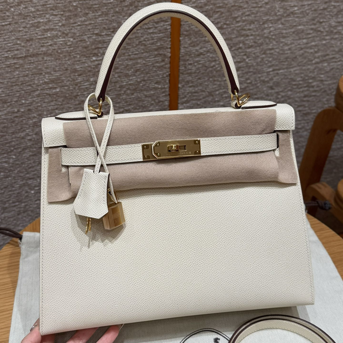 高仿Hermes*Kelly28系列H043130EPI2奶油白金扣牛皮純手工