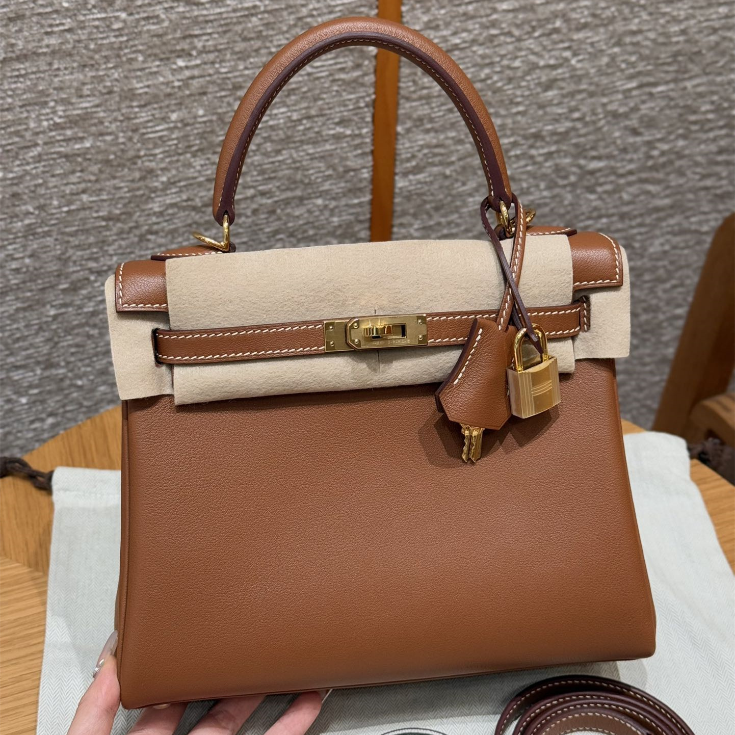 高仿Hermes*Kelly25系列H043220SW37金棕色金扣牛皮純手工