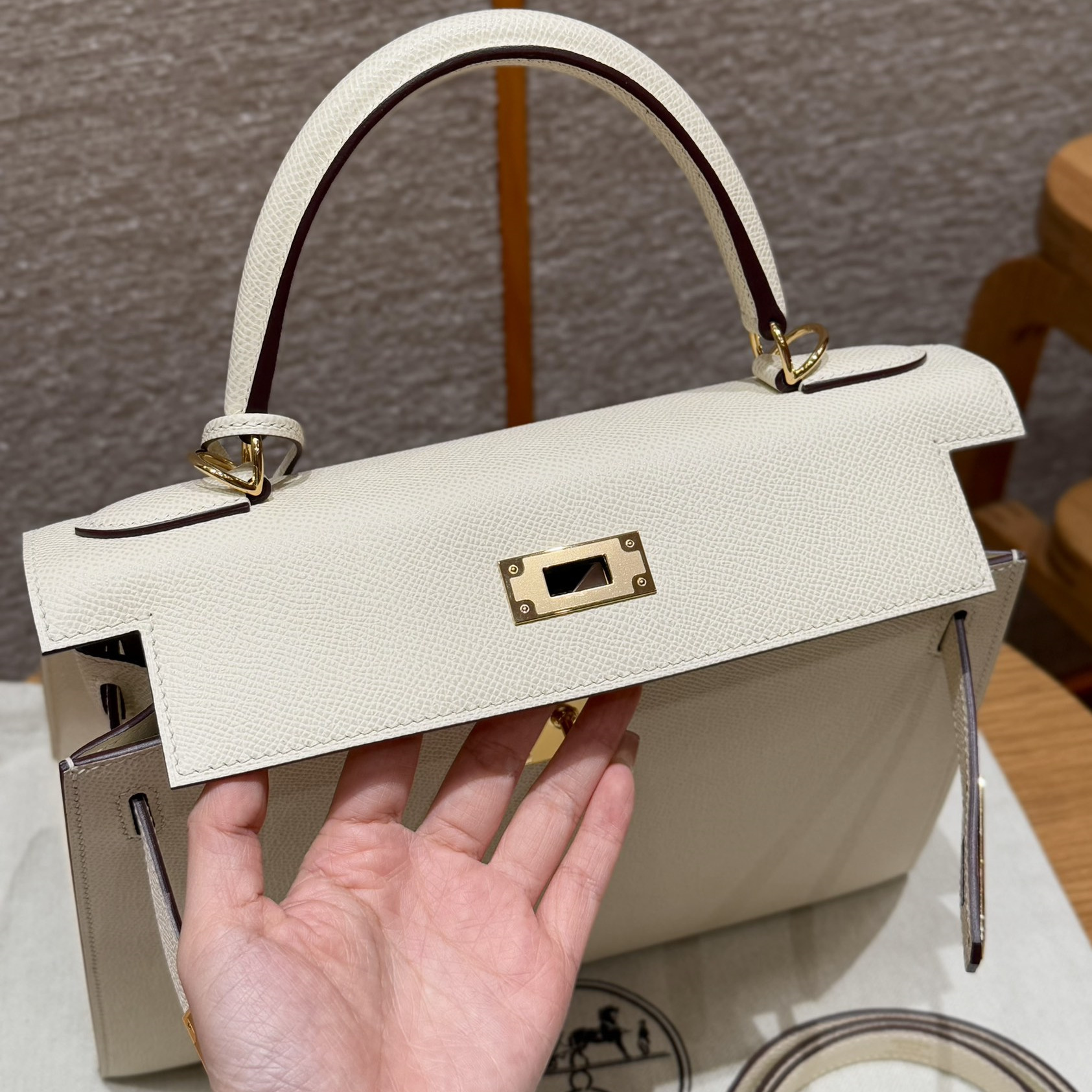 高仿Hermes*Kelly28系列H043130EPI2奶油白金扣牛皮純手工