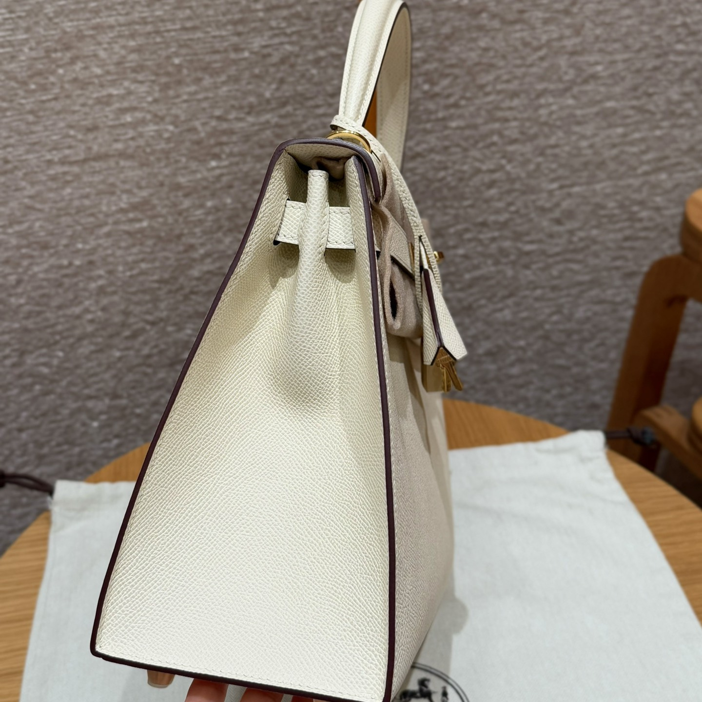 高仿Hermes*Kelly28系列H043130EPI2奶油白金扣牛皮純手工