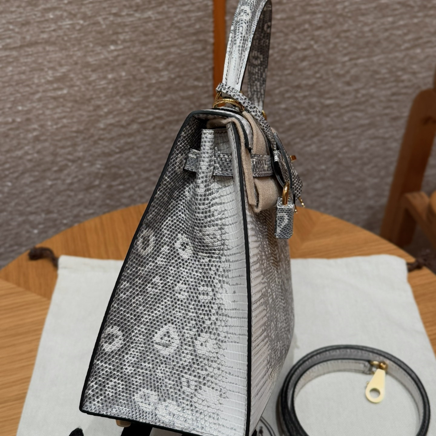 高仿Hermes*Kelly25系列H043110LZ1B原色金扣蜥蜴皮純手工