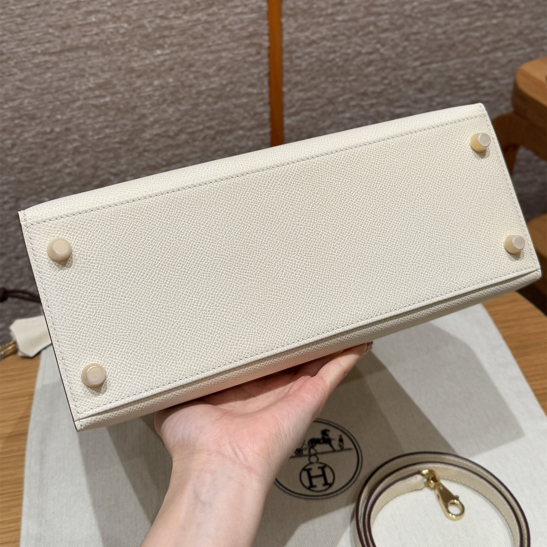 高仿Hermes*Kelly28系列H043130EPI2奶油白金扣牛皮純手工