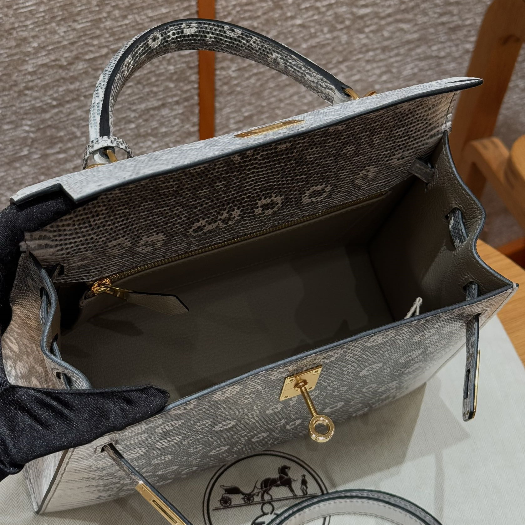 高仿Hermes*Kelly25系列H043110LZ1B原色金扣蜥蜴皮純手工
