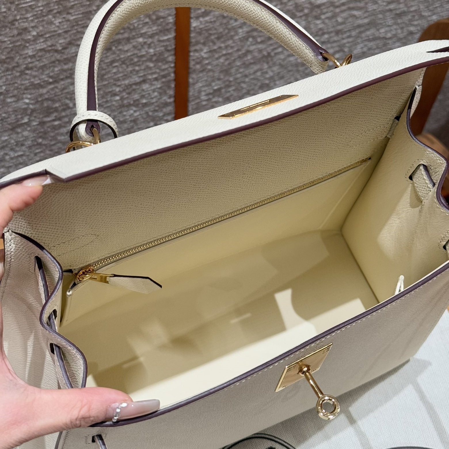 高仿Hermes*Kelly28系列H043130EPI2奶油白金扣牛皮純手工