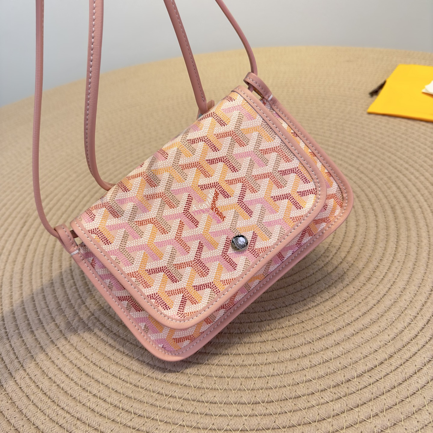 高仿Goyard*Plumet系列74CL42P信封包櫻花粉純原版本