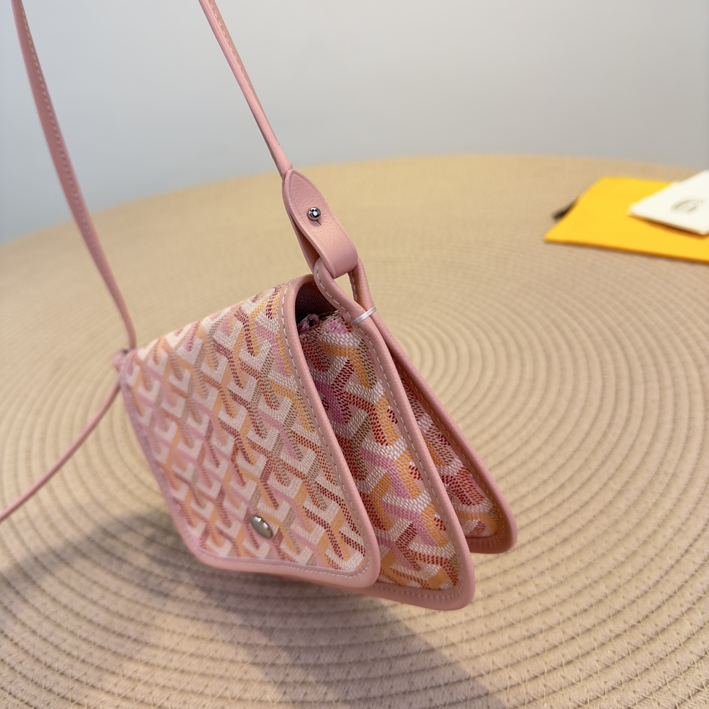 高仿Goyard*Plumet系列74CL42P信封包櫻花粉純原版本