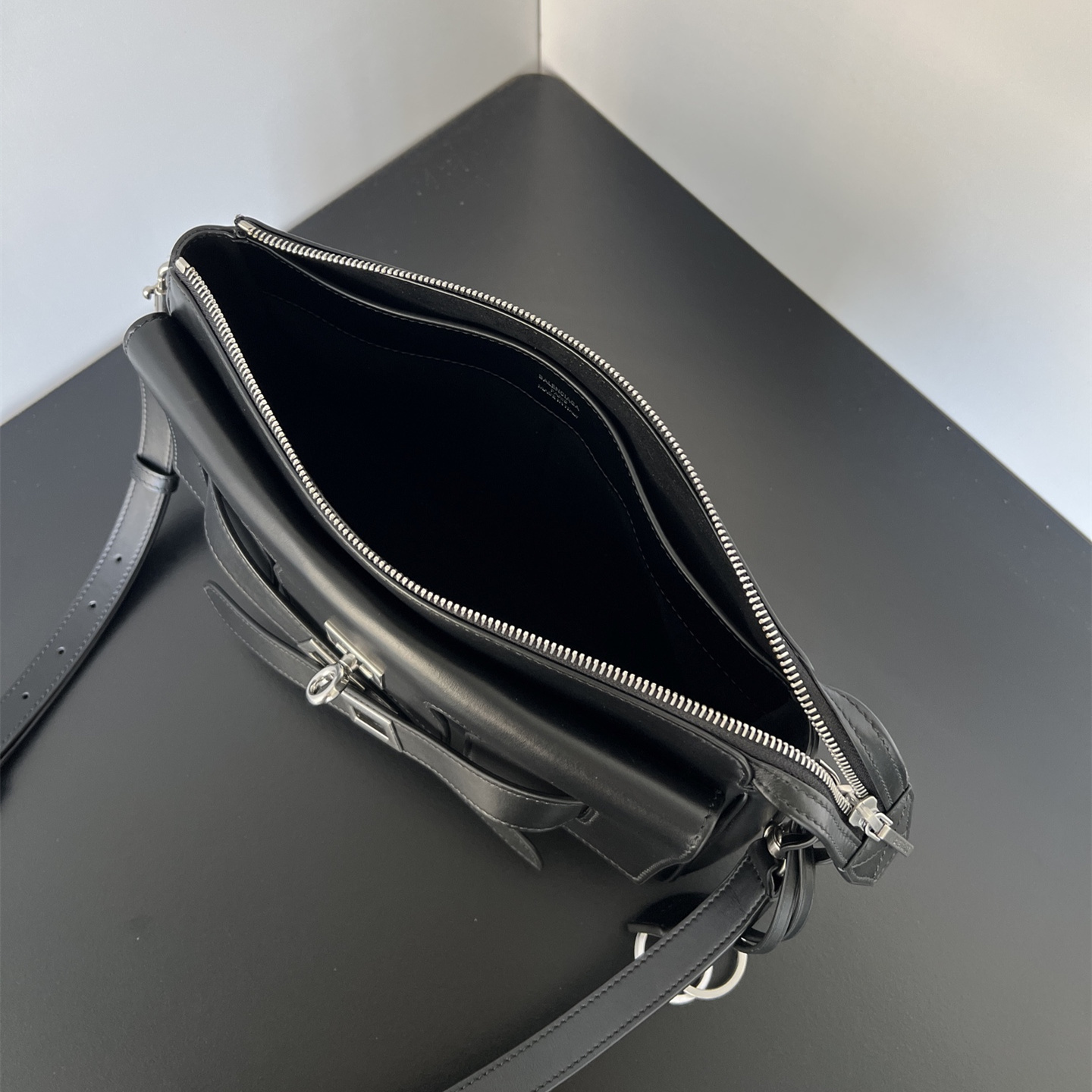 高仿Balenciaga*BelAir系列22ABAW郵差包牛皮黑色銀扣小號純原版本