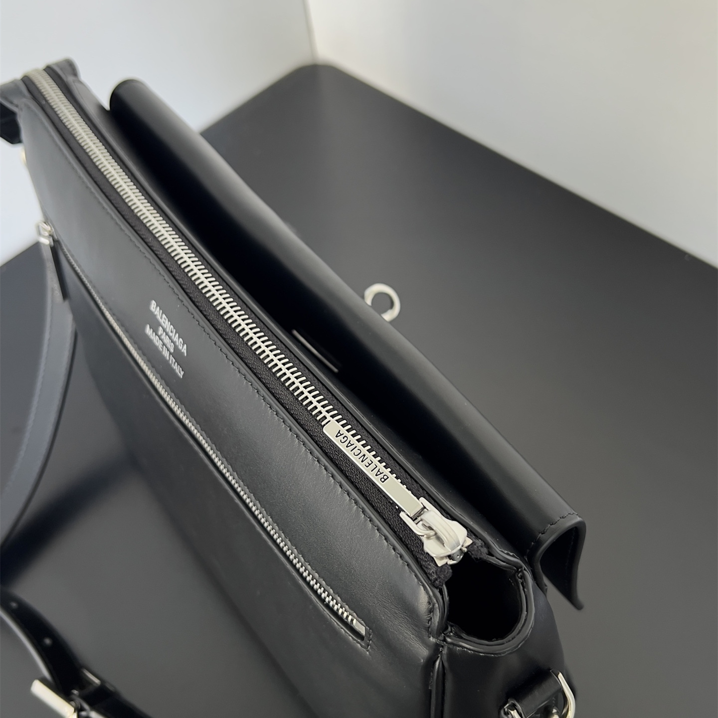 高仿Balenciaga*BelAir系列22ABAW郵差包牛皮黑色銀扣小號純原版本
