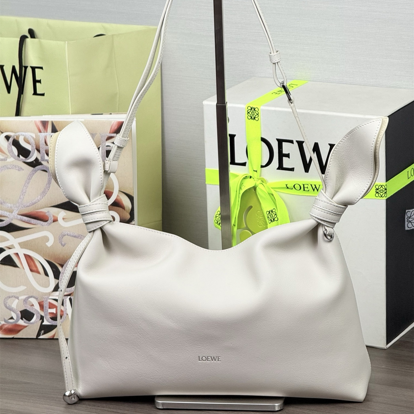 高仿Loewe*Scarf系列1950龍貓手袋牛皮白色中號純原版本