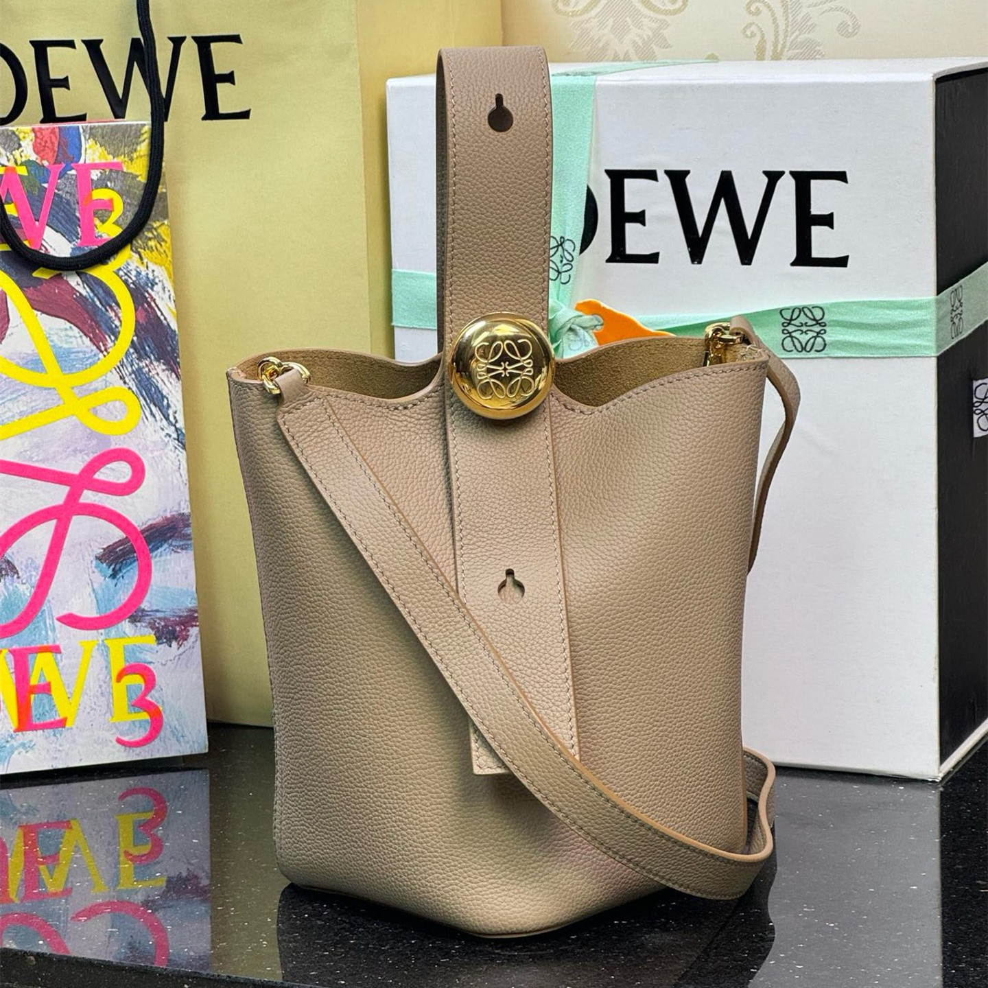 高仿Loewe*Pebble系列2150水桶包牛皮淺棕色mini純原版本