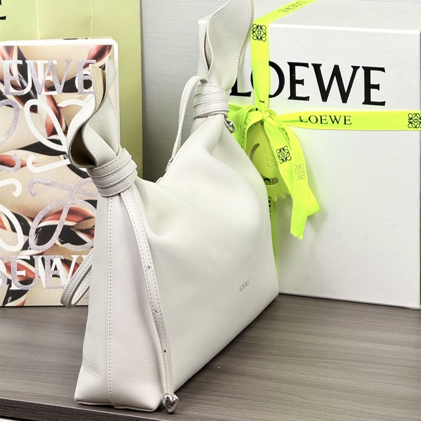 高仿Loewe*Scarf系列1950龍貓手袋牛皮白色中號純原版本