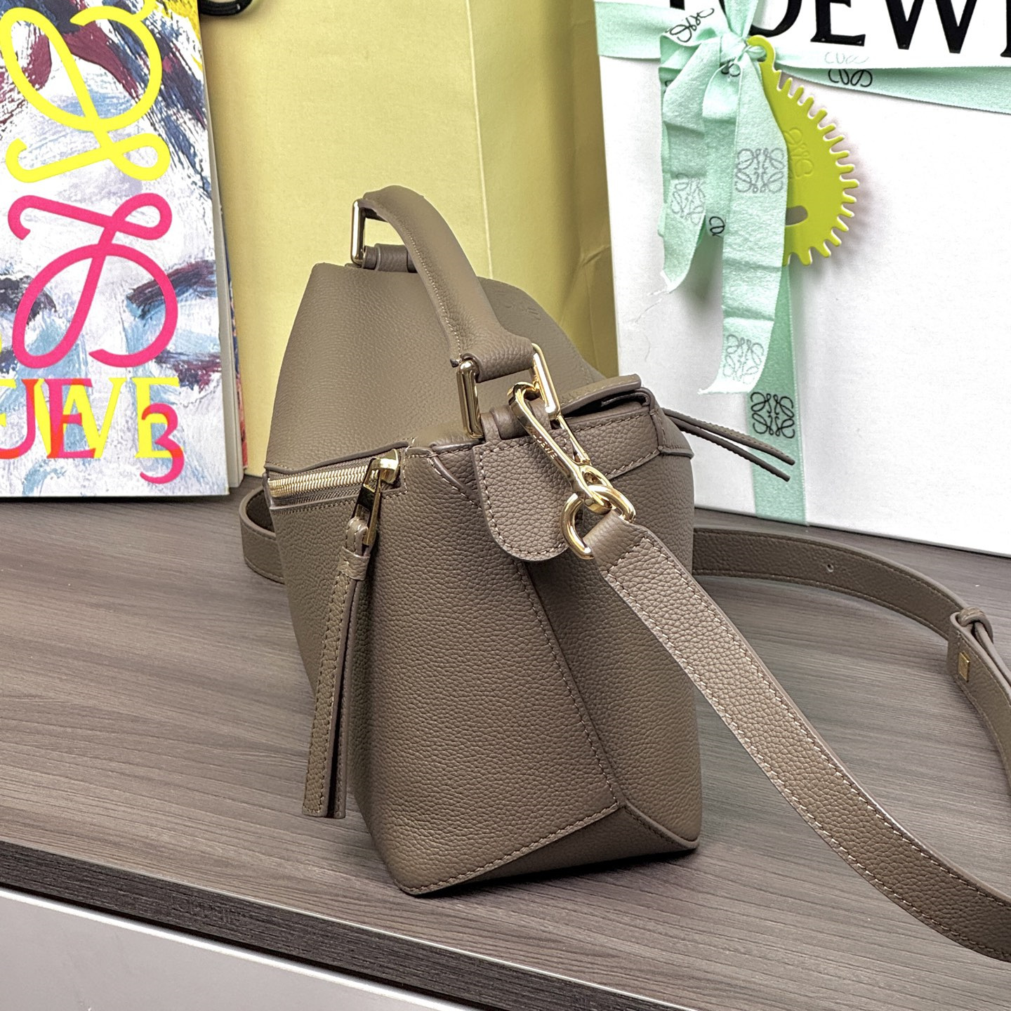 高仿Loewe*Puzzle系列3170單肩包小牛皮灰褐色小號免檢版