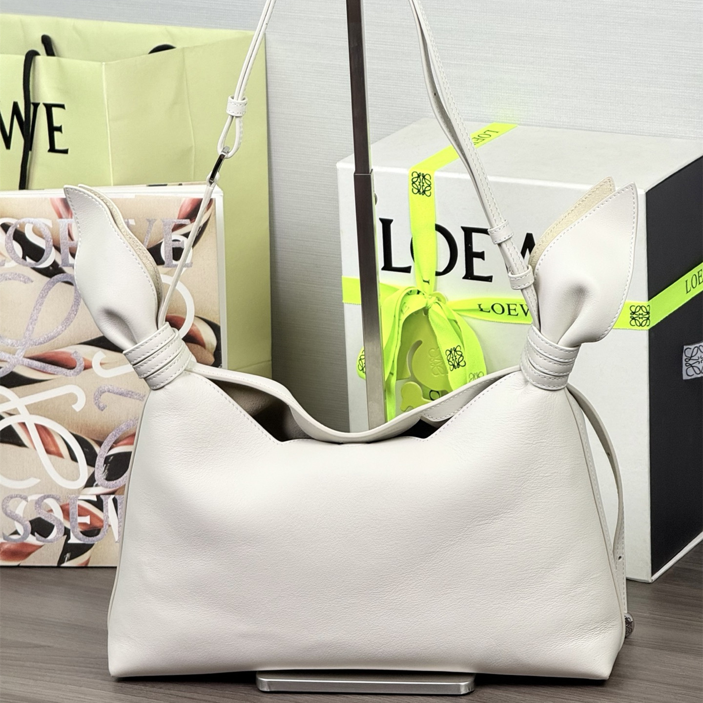 高仿Loewe*Scarf系列1950龍貓手袋牛皮白色中號純原版本