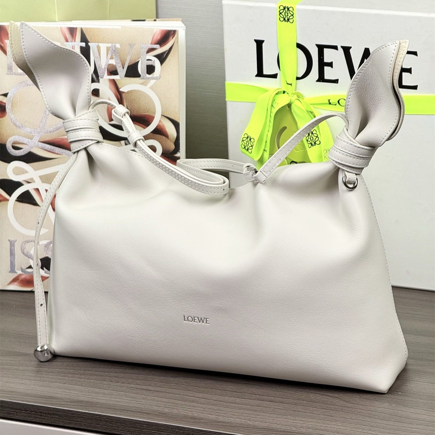 高仿Loewe*Scarf系列1950龍貓手袋牛皮白色中號純原版本