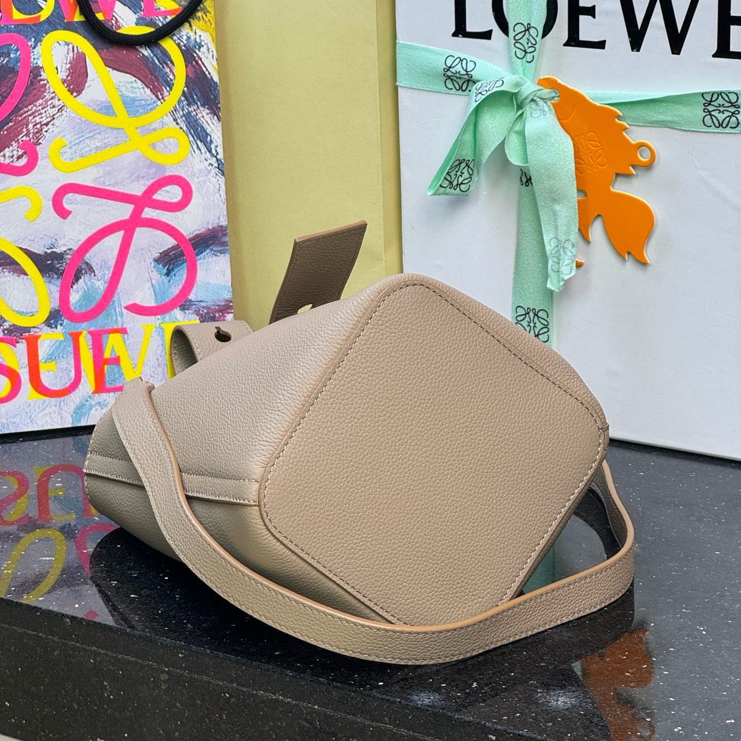 高仿Loewe*Pebble系列2150水桶包牛皮淺棕色mini純原版本
