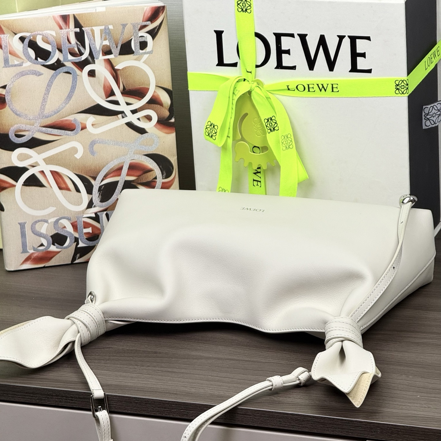高仿Loewe*Scarf系列1950龍貓手袋牛皮白色中號純原版本