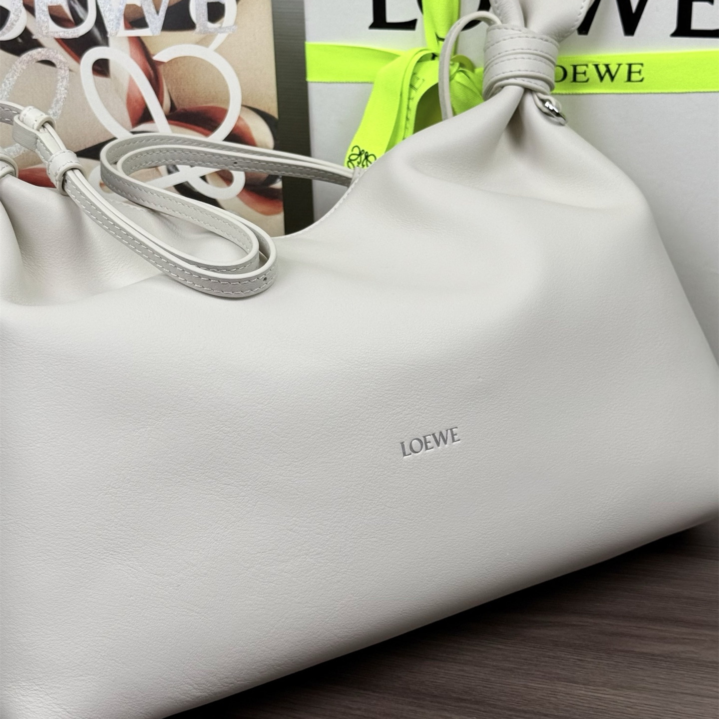 高仿Loewe*Scarf系列1950龍貓手袋牛皮白色中號純原版本