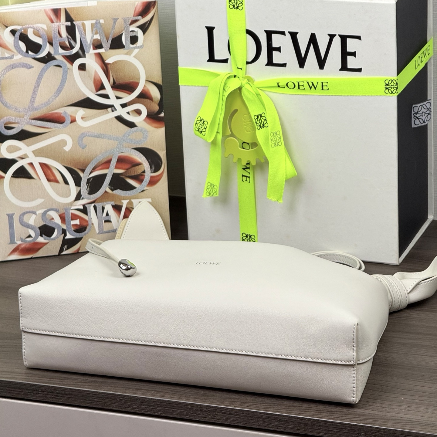 高仿Loewe*Scarf系列1950龍貓手袋牛皮白色中號純原版本