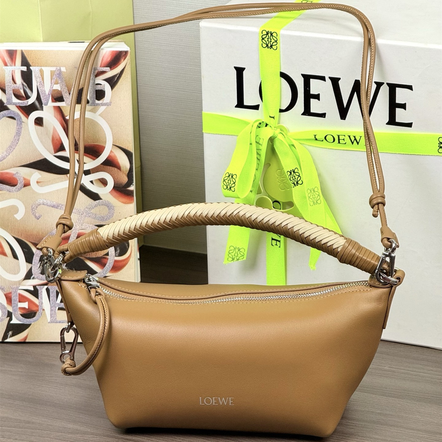高仿Loewe*Cala系列0040手提單肩包羊皮摩卡色純原版本