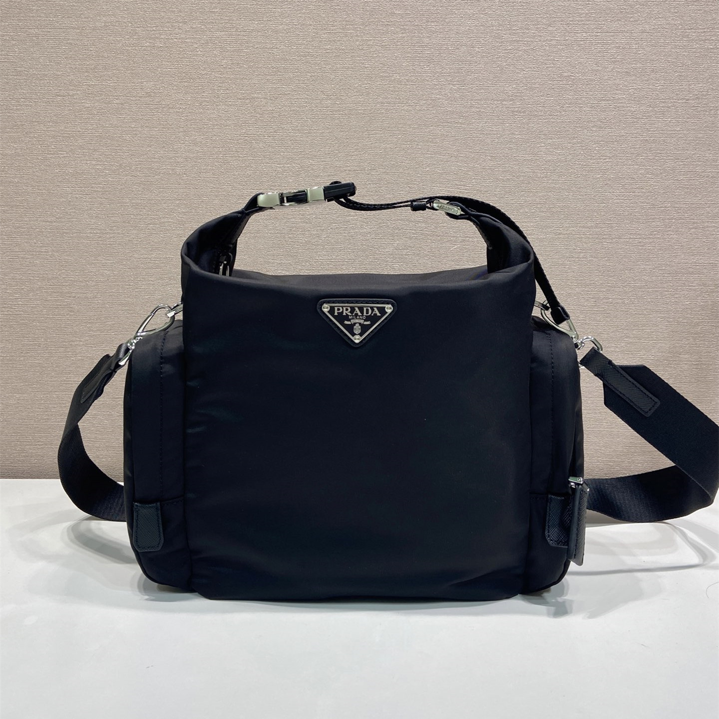 高仿Prada*Re-Nylon系列2VH212尼龍男士單肩包黑色純原版本